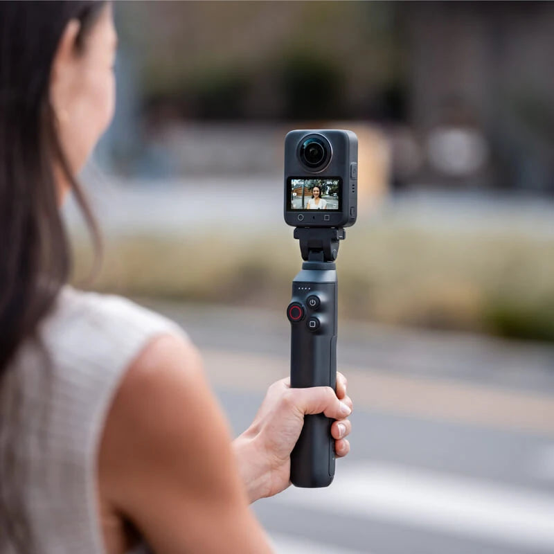 DJI Osmo 360 Battery Extension Rod Built-in 15.5Wh battery enables 4.5h 8K/30fps recording. It extends to 90cm